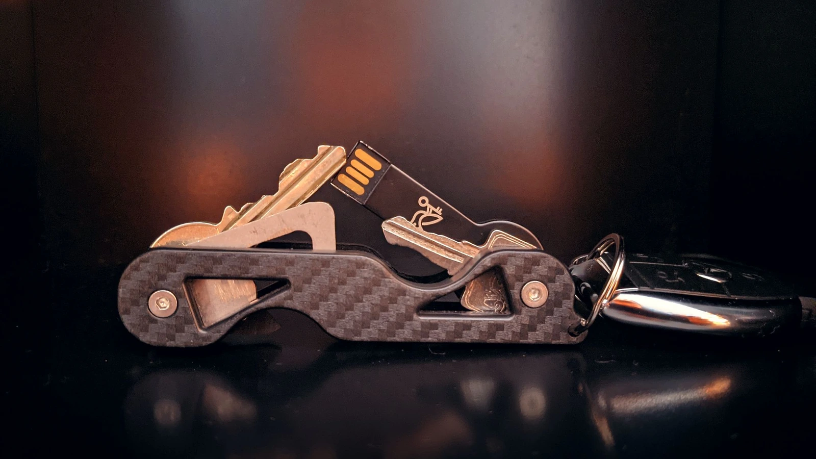 KEYBIRD mit Schlüsseln und integriertem Zubehör — Originalfoto der KEYBIRD-Produktwebsite