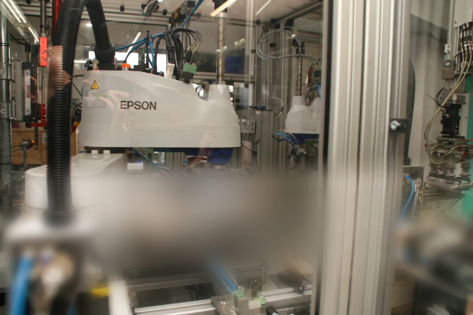 EPSON-Montagezelle bei ELEPART — Bauteilbereich unkenntlich gemacht